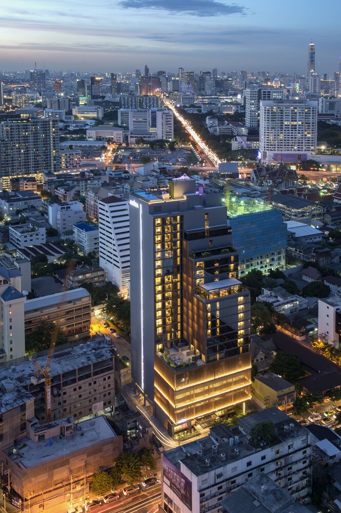 ด้านหน้าของโรงแรม - ช่วงเย็น/กลางคืน