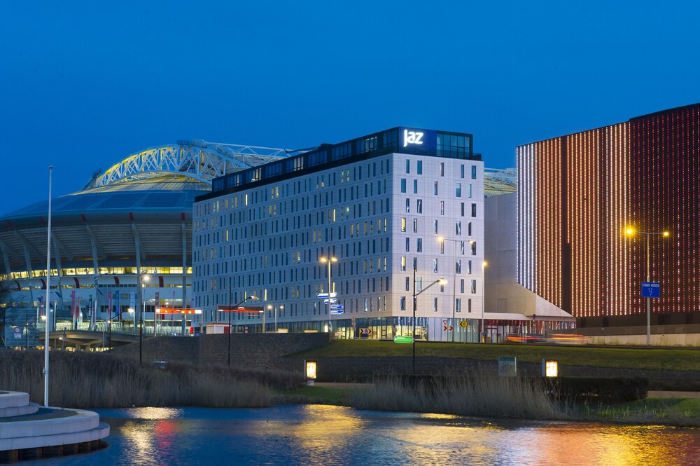 Voorkant hotel - avond/nacht