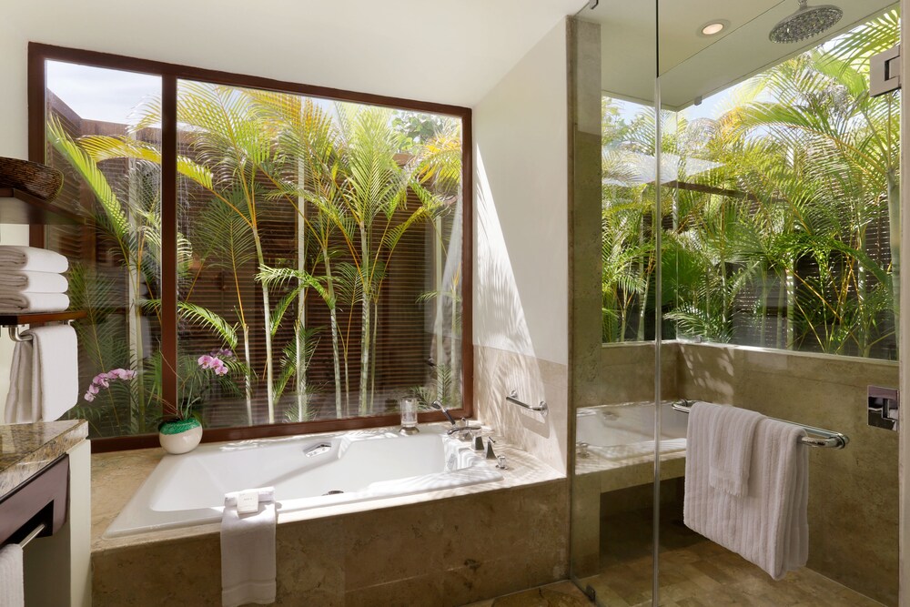 Deep Soaking Bathtub