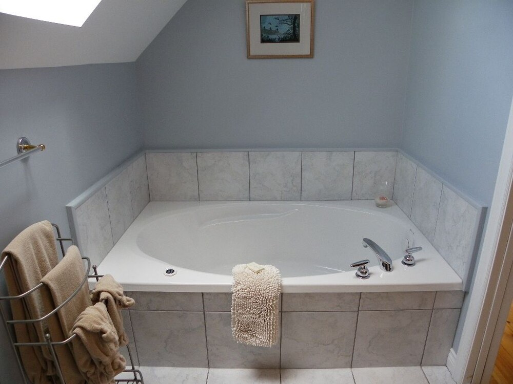 Deep Soaking Bathtub