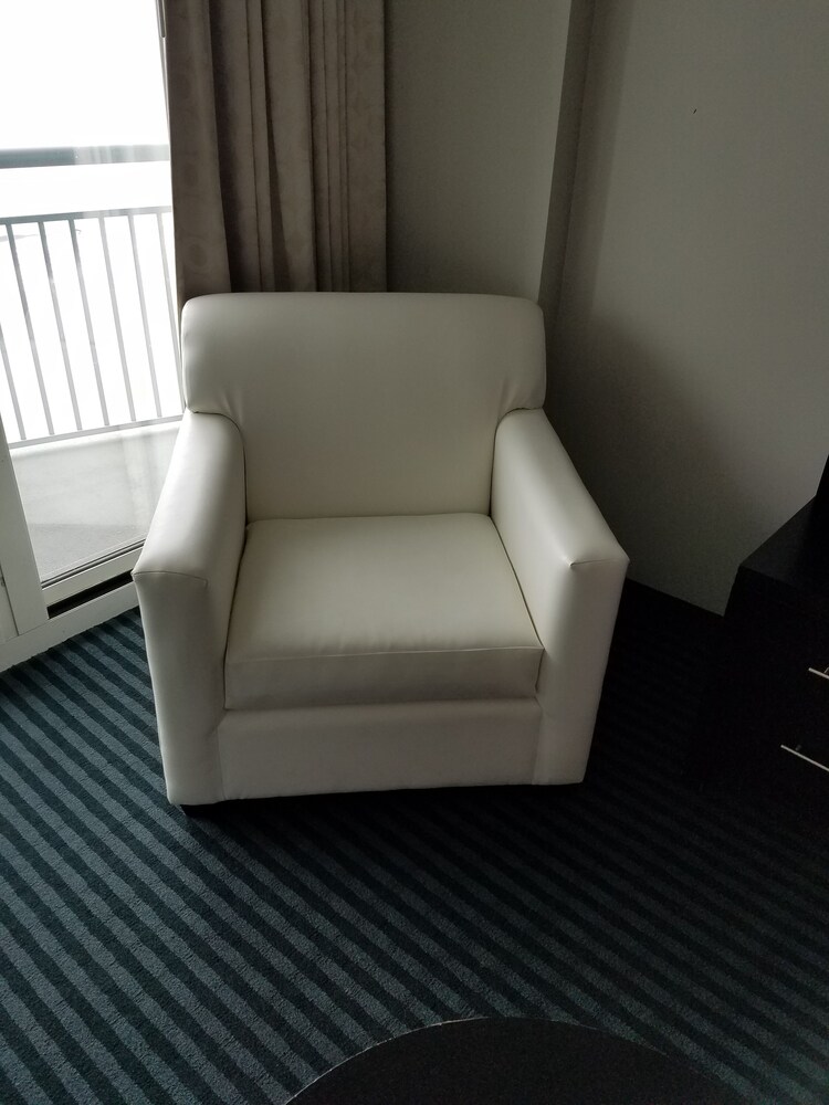 Condo, 2 Bedrooms, Balcony, Ocean View - Living Room