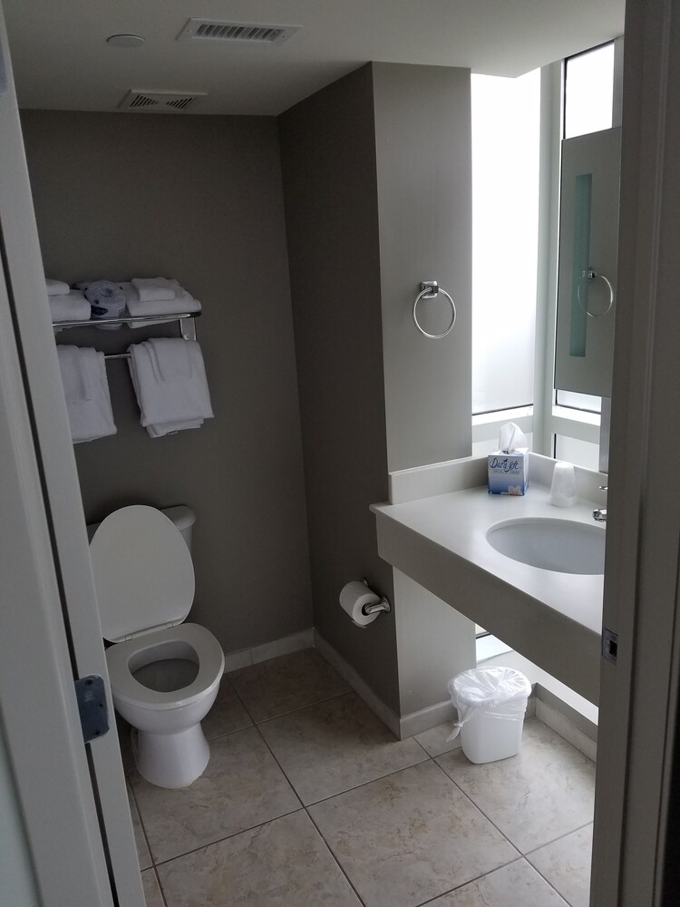 Condo, 2 Bedrooms, 180 degree Ocean View, with Balcony - Bathroom