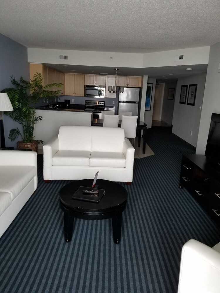 Condo, 3 Bedrooms, Balcony, Ocean View - Living Room
