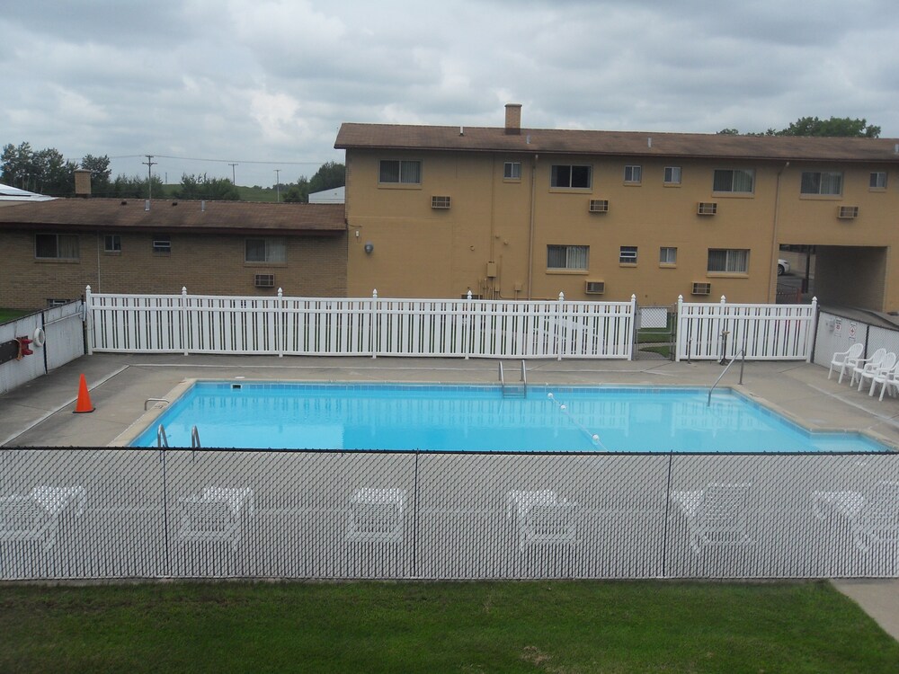 Outdoor pool, Swan Inn Motel