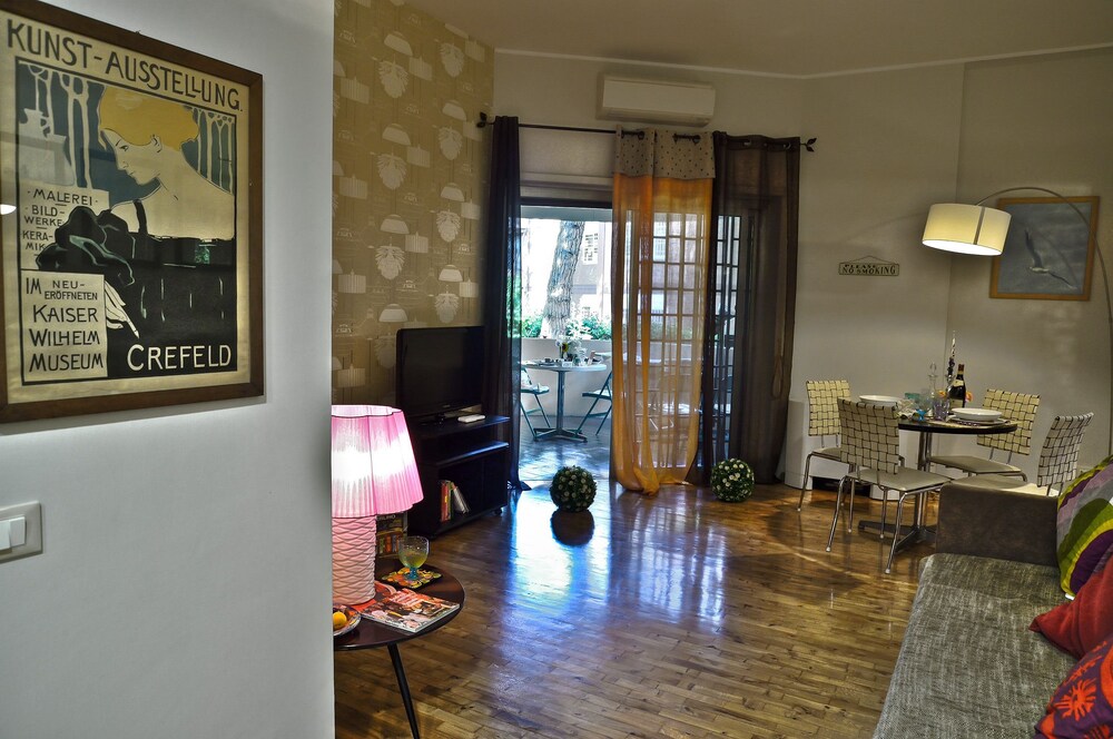 거실 (Lamps Apartment)