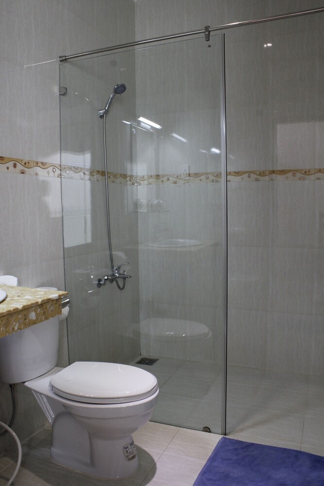 Bồn tắm vòi sen trong phòng tắm