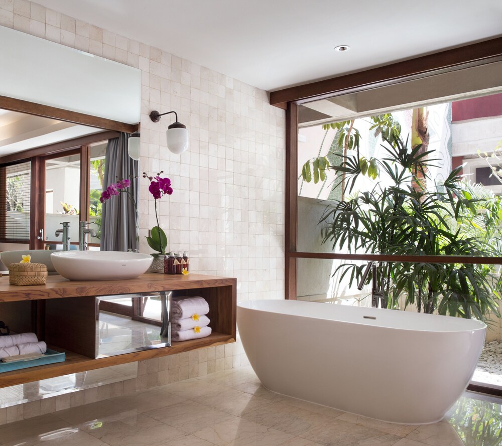 Deep Soaking Bathtub