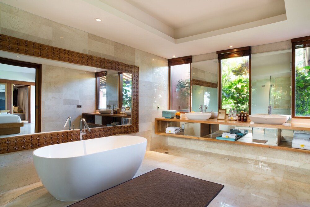 Deep Soaking Bathtub