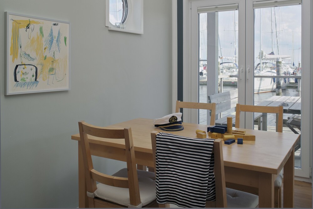 Essbereich im Zimmer (Schwimmendes Ferienhaus klein, 1 Schlafzimmer)