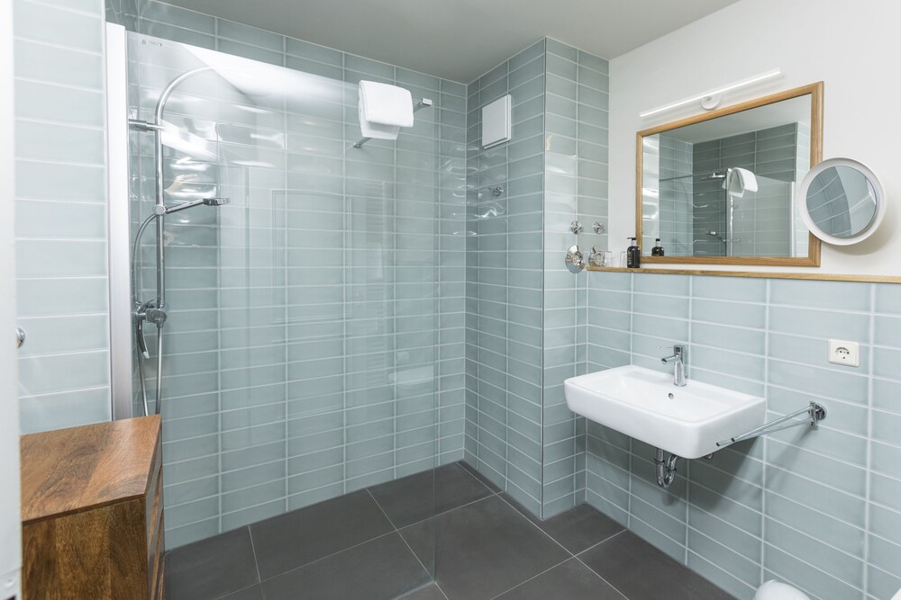 Dusche im Bad (Appartment A, 1 Schlafzimmer)