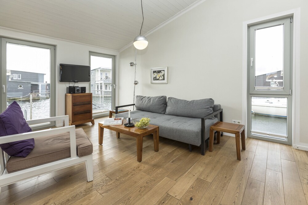 Wohnbereich (Schwimmendes Ferienhaus klein, 1 Schlafzimmer)
