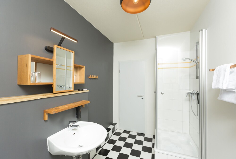 Badezimmer (Appartment H, 1 Schlafzimmer)