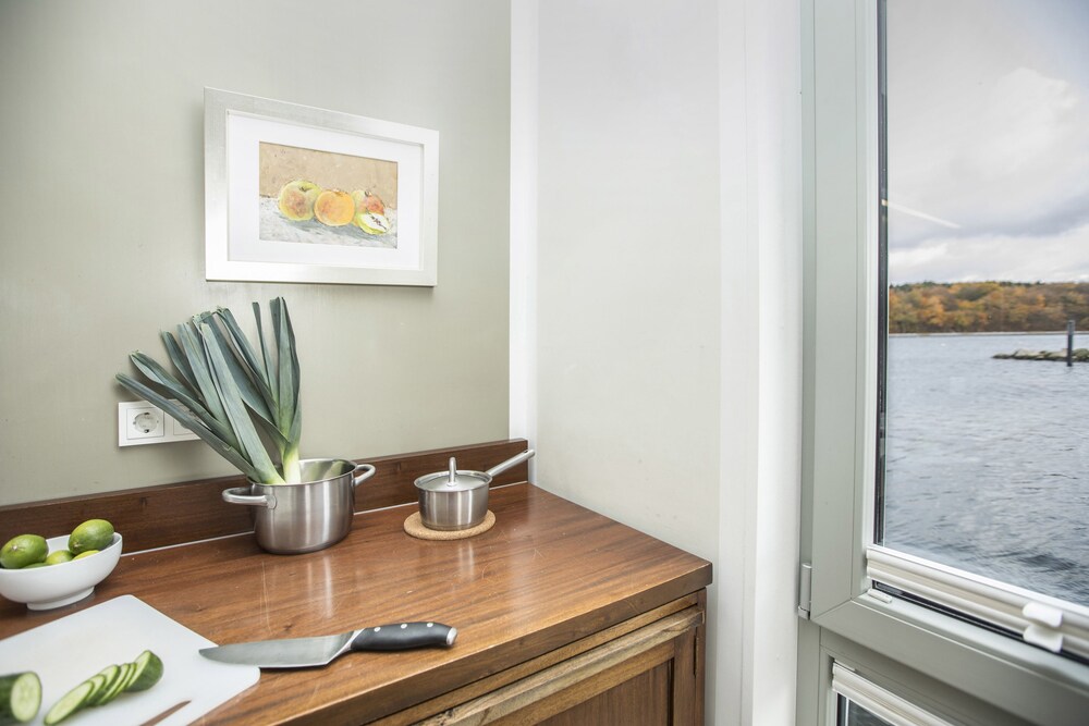 Küche im Zimmer (Schwimmendes Ferienhaus klein, 1 Schlafzimmer)