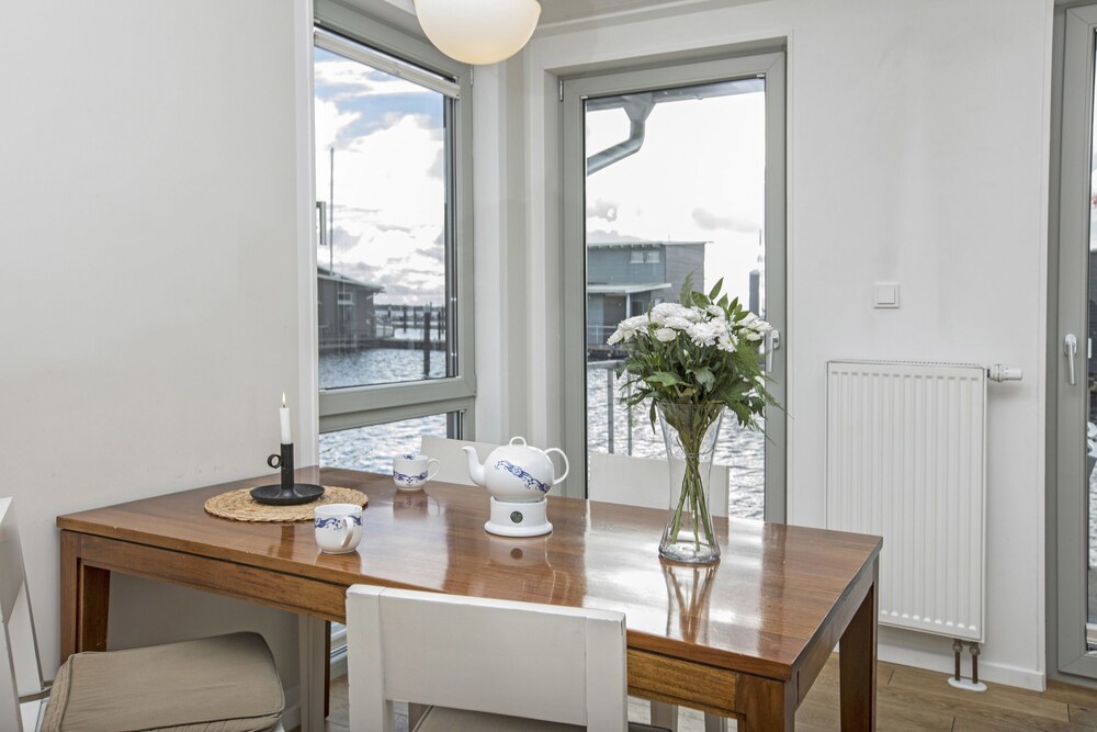 Essbereich im Zimmer (Schwimmendes Ferienhaus klein, 1 Schlafzimmer)