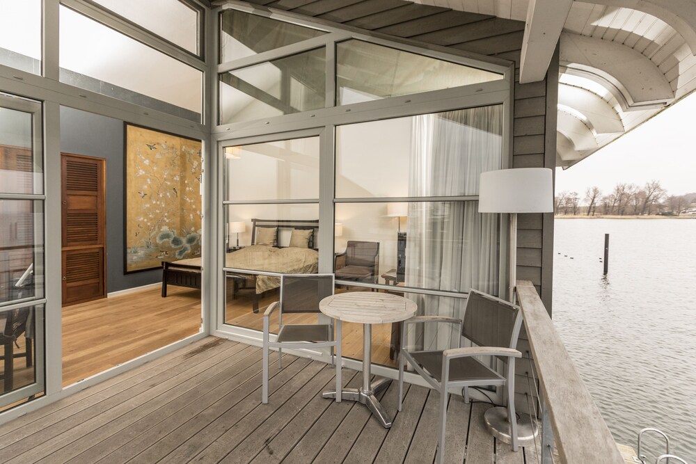 Balkon (Pfahlhaussuite)