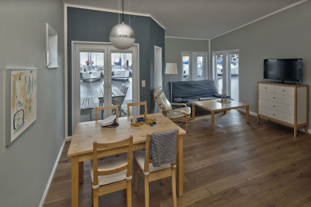 Wohnbereich (Schwimmendes Ferienhaus klein, 1 Schlafzimmer)