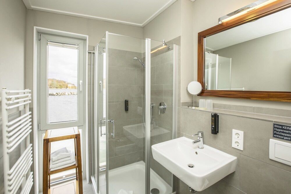 Badezimmer (Schwimmendes Ferienhaus klein, 1 Schlafzimmer)