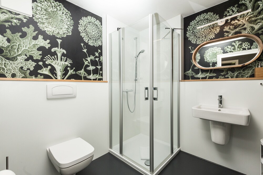 Badezimmer (Appartment D, Maisonette)