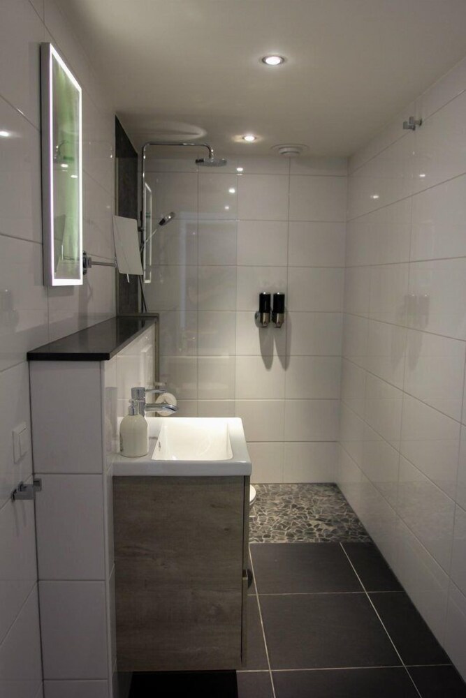 Badkamer: Comfort appartement, 1 kingsize bed met slaapbank