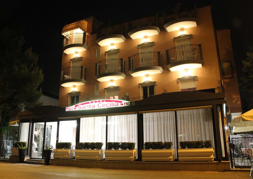 Facciata hotel (sera/notte)