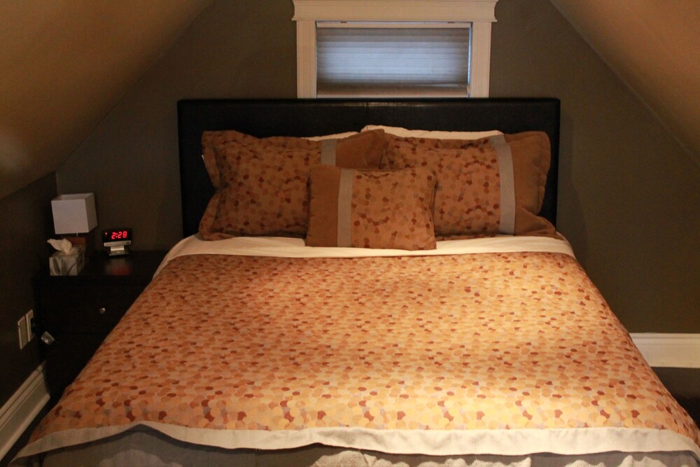 Apartment, 2 Bedrooms (Queen and Double, 2 story) - Guestroom