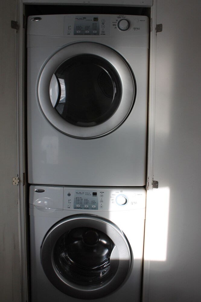 Apartment, 1 Bedroom, Accessible (Queen Bed) - Laundry Room
