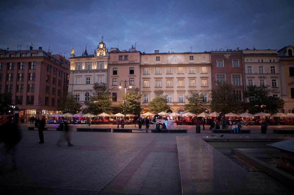 Fachada del hotel de noche