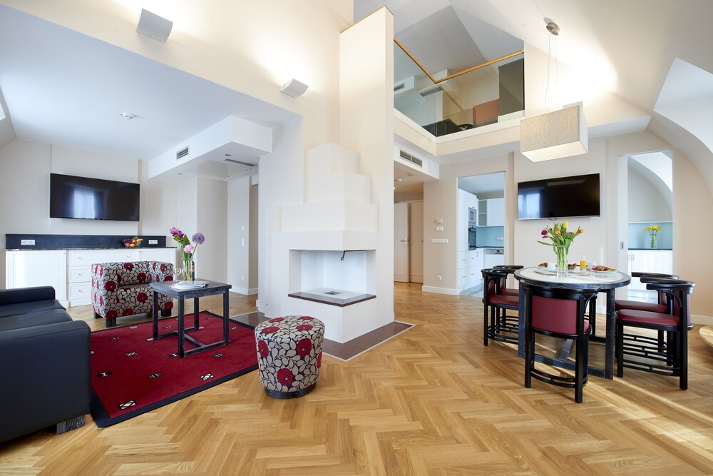 Wohnbereich (City-Penthouse, 2 Schlafzimmer, Stadtblick)