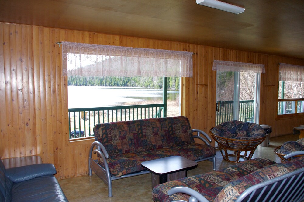 Cabin, 3 Bedrooms (Chalet 10) - Living Area