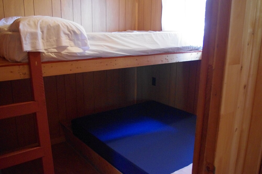 Cabin, 2 Bedrooms (Chalet 3) - Guestroom
