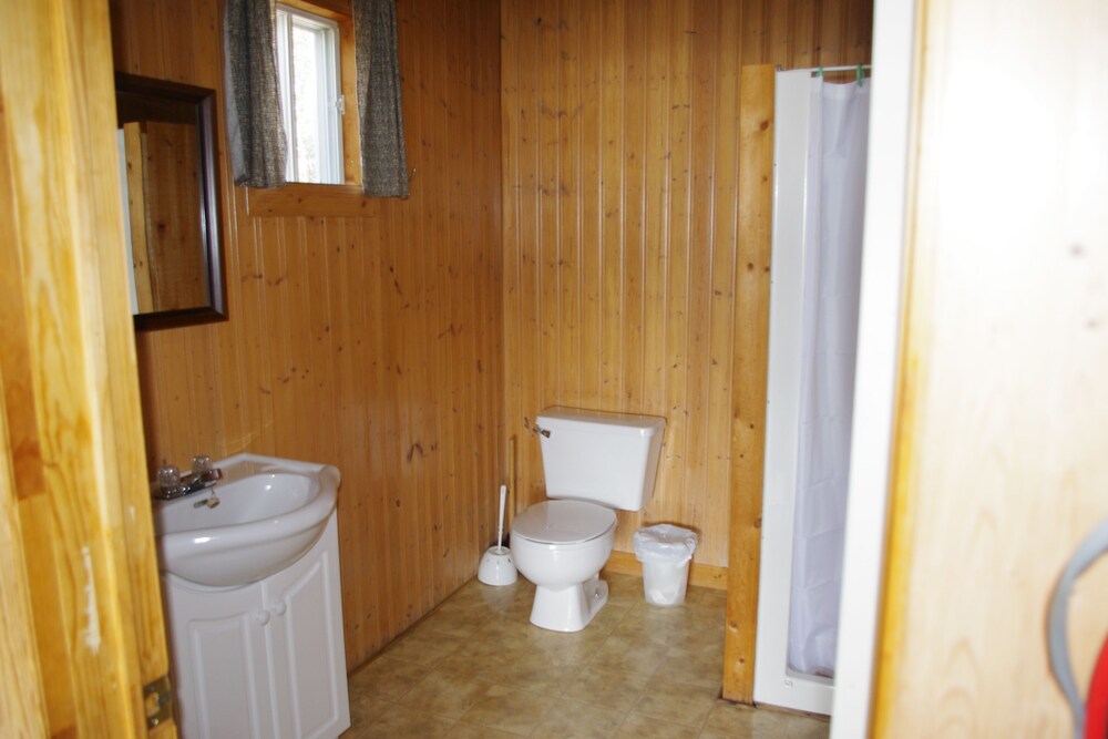 Cabin, 3 Bedrooms (Chalet 10) - Bathroom