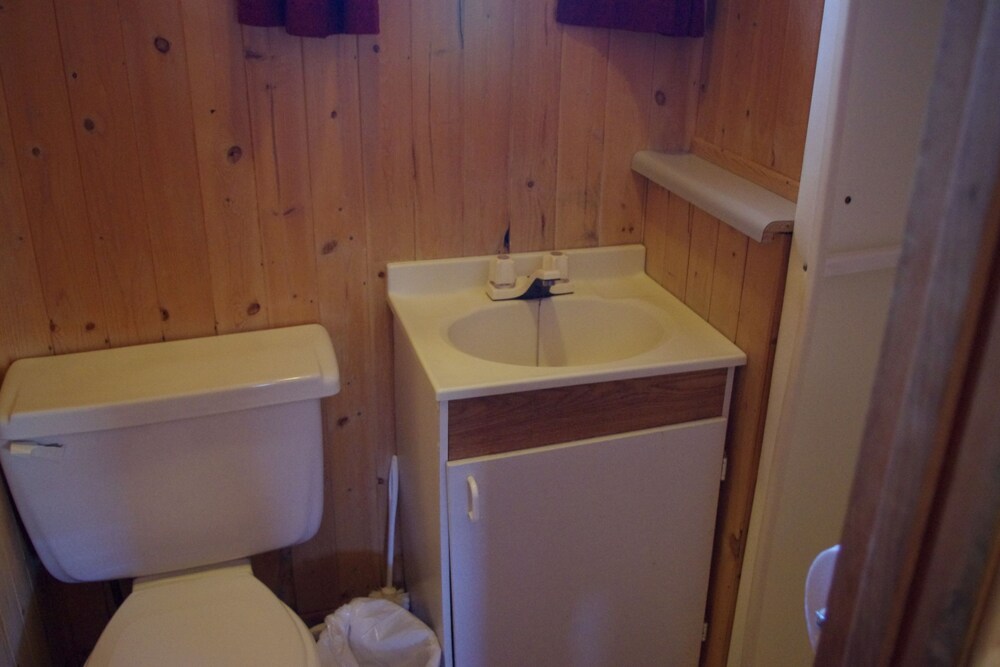 Cabin, 2 Bedrooms (Chalet 3) - Bathroom