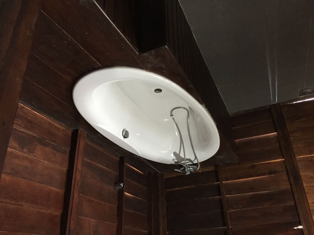 Deep Soaking Bathtub