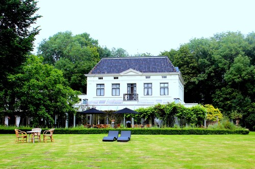 Green White Hotel