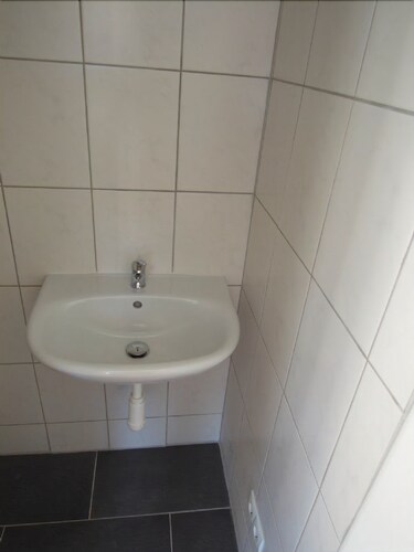 Waschbecken im Bad (Doppelzimmer, Gemeinschaftsbad)