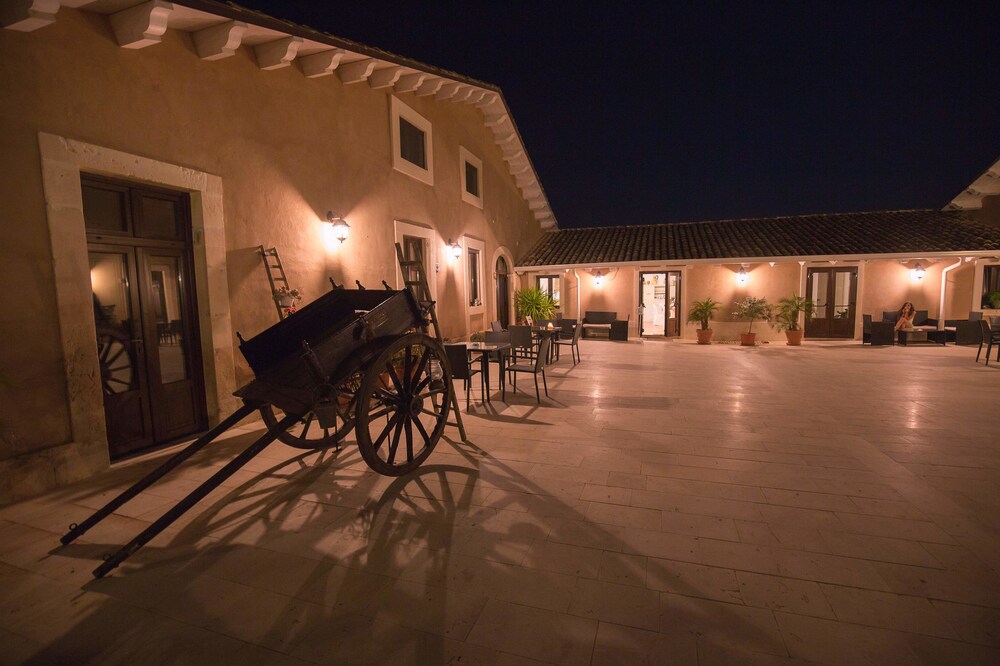 Facciata hotel (sera/notte)