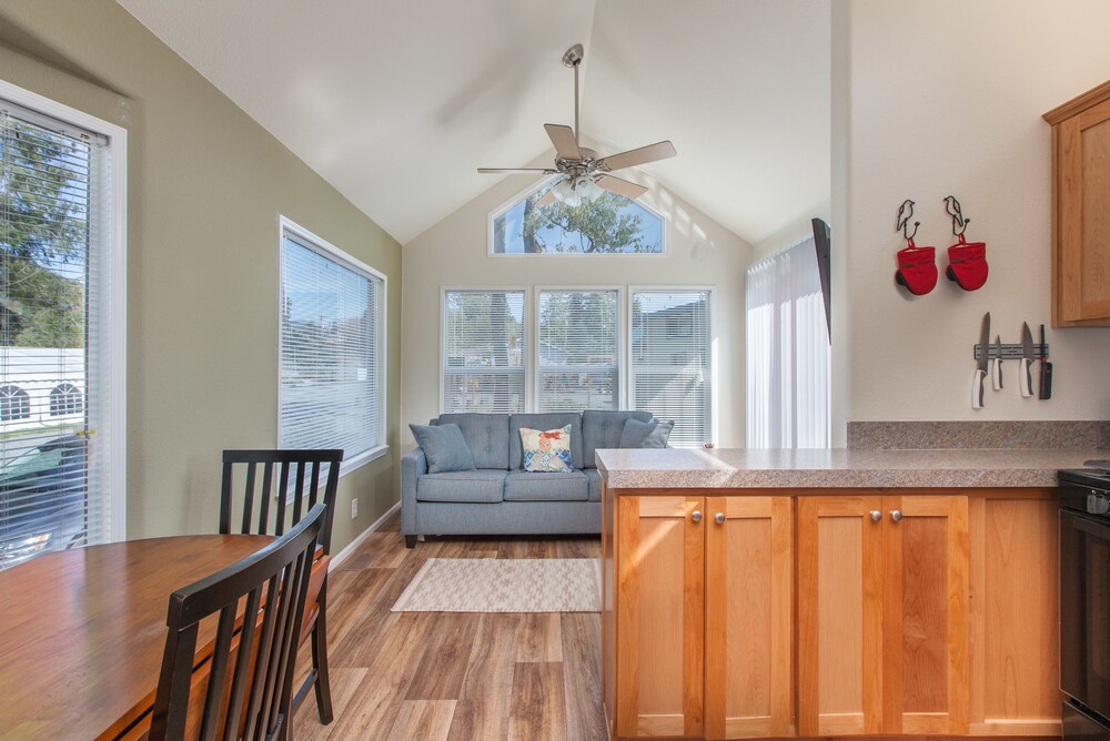 Deluxe Cottage, 1 Bedroom, Kitchen, Garden View - Living Area