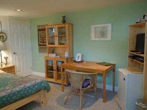 Comfort Room, 1 Queen Bed - Room Amenity