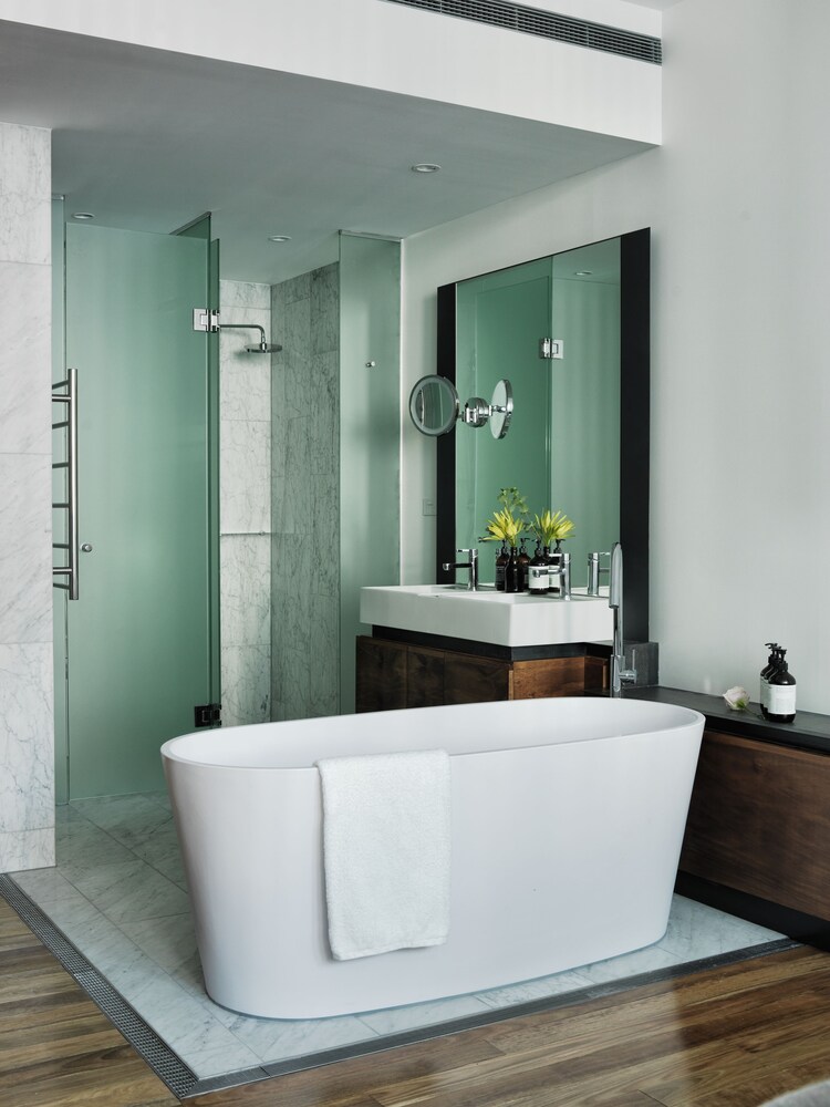 Deep Soaking Bathtub