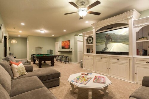 Premium House, 4 Bedrooms (Bartlett Place) - Living Room