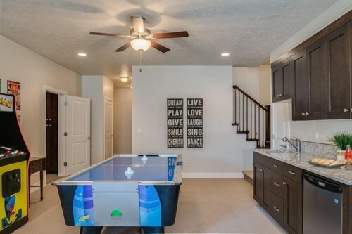 Luxury House, 6 Bedrooms (Poolside Oasis) - In-Room Amenity