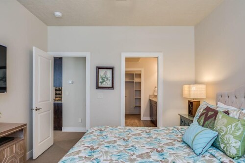 Luxury House, 6 Bedrooms (Poolside Oasis) - Guestroom