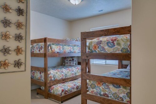 Luxury House, 6 Bedrooms (Poolside Oasis) - Guestroom