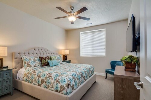 Luxury House, 6 Bedrooms (Poolside Oasis) - Guestroom
