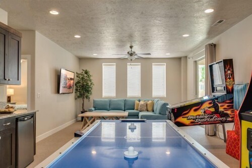 Luxury House, 6 Bedrooms (Poolside Oasis) - Living Room