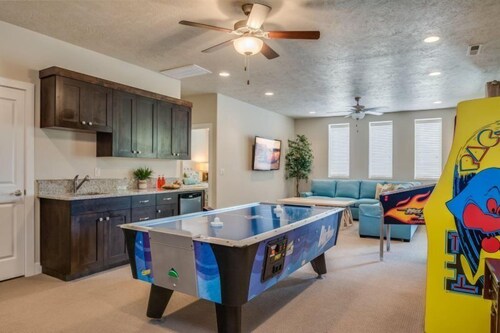Luxury House, 6 Bedrooms (Poolside Oasis) - Living Room