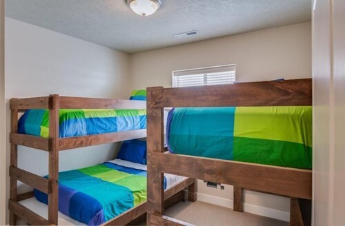 Luxury House, 6 Bedrooms (Poolside Oasis) - Guestroom