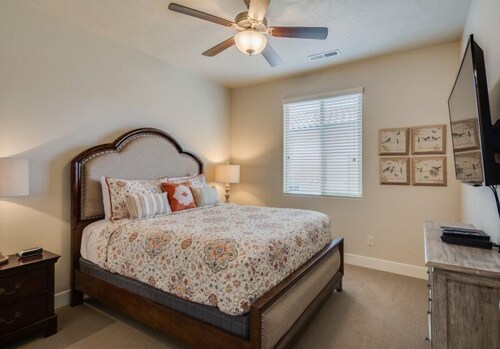Luxury House, 6 Bedrooms (Poolside Oasis) - Guestroom