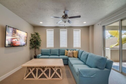 Luxury House, 6 Bedrooms (Poolside Oasis) - Living Room