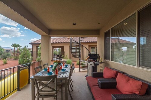 Luxury House, 6 Bedrooms (Poolside Oasis) - Balcony
